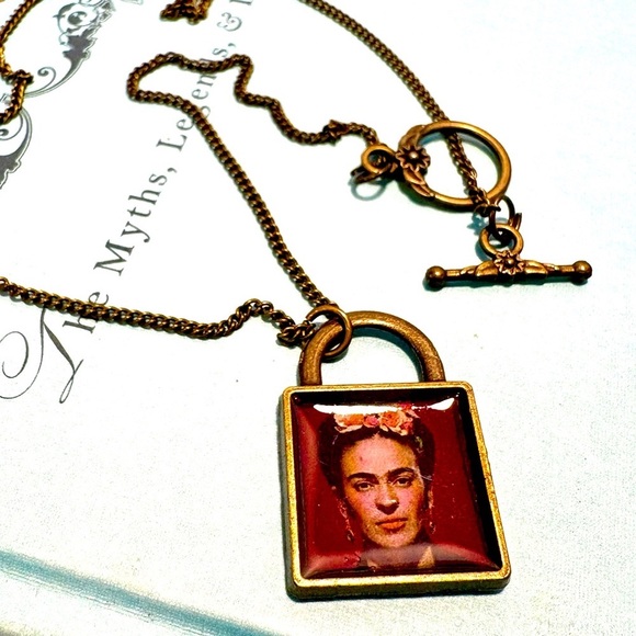 Frida Kahlo Antiqued Bronze High Gloss Portrait Pendant On Curb Chain - Picture 8 of 8